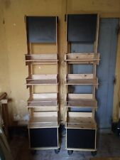lot de deux meubles étagères en bois modulables. Meubles de magasin.