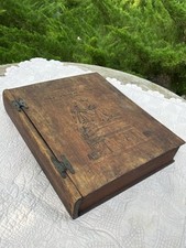 Ancienne boîte en bois avec gravure