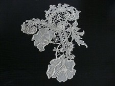 Application fleur dentelle en guipure écrue 30,5 x 22 cm vers 1910