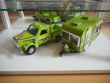 Camionnette personnalisée Shinsei Mini Power Chevy + caravane en vert au 1:30