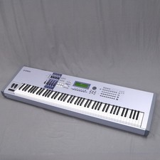 YAMAHA MOTIF ES8 88-key Synthesizer Workstation with PLG150-PF Board