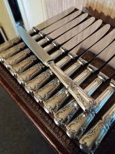 12 Couteaux de Table Décor Floral et Feuillages en Métal Argenté