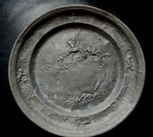 Très ancienne assiette - très,