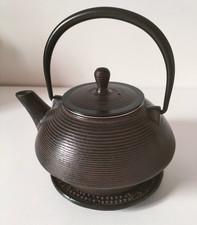 Théière japonaise en fonte couleur chocolat noir avec son support
