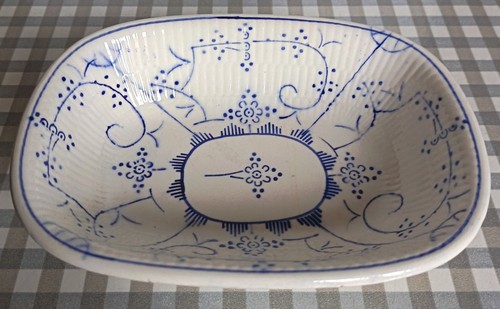 Ancien joli petit plat - , /