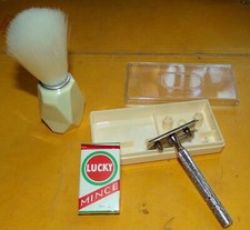 RASOIR AVEC LAMES ET BLAIREAU