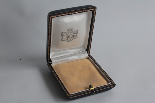 Ancien écrin pour - bijoux, cuir