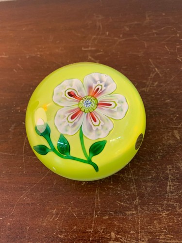 Presse papier fleur fond
