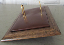 Ancien socle de bureau en bois et vachette véritable pour calendrier à fiches