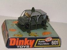 DINKY TOYS, Austin mini moke militaire sur socle parachute