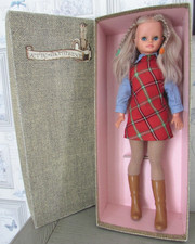 Poupée Bella Cathie Robe écossaise et collants boîte non d'origine Hauteur 49 cm