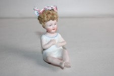 Ancien bébé piano en biscuit polychrome, porcelaine Allemande, cheveux, h. 7 cm