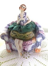 Charmante et rare demi-figurine sur son fauteuil