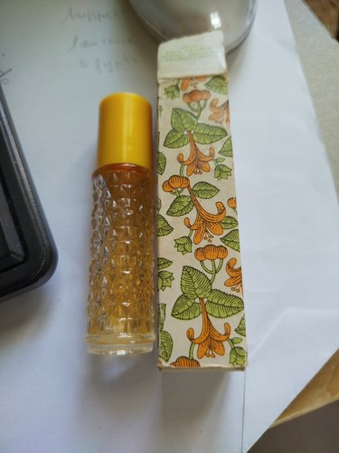 Une miniature parfum avon - une,