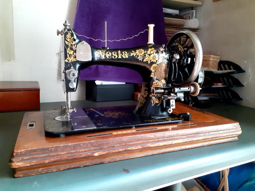 Une machine coudre manuelle - une,