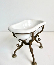 RARE PETITE BAIGNOIRE DE POUPÉE ANCIENNE EN FAÏENCE SUR SUPPORT MÉTAL - SIGNÉE