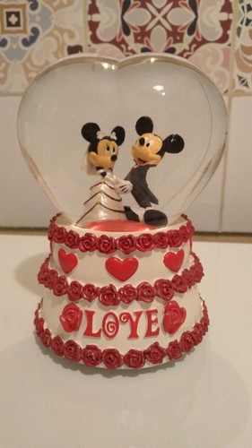 Snow globe musical disney - snow,