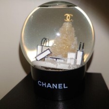 Dôme boule à neige CHANEL sapin de Noël blanc nouveauté avantage client VIP l...