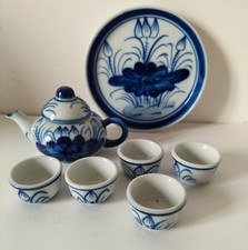 Petit service à saké bleu et