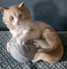  Cat playing with wool ball signed NAO / LLDRO 1978