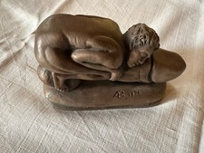 Statue en bronze femme sur