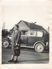 OLD PHOTOGRAPH 1932 YOUNG WOMAN IN FRONT OF HER OLD CAR CITROEN B14?