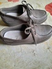 une paire de chaussures