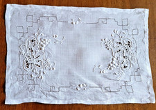 Embossed embroidered thread placemat - 44cm x 30cm