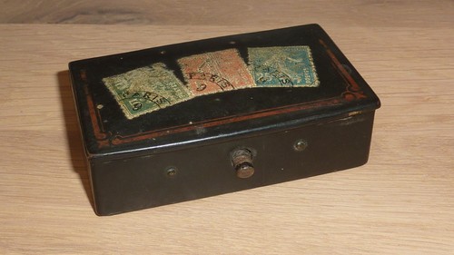 Ancienne boîte timbres - à,