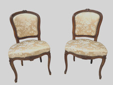 Paire de chaises de style Louis XV en noyer massif XX siècle