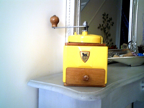 Moulin cafe peugeot jaune - peugeot,