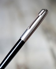 STYLO PLUME PARKER 51 EN RESINE NOIRE PLUME M - CAPUCHON METAL CHROME - VINTAGE