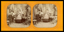 Homme et femme en costume près d'un puits, ca.1870, stéréo jour/nuit (Frenc