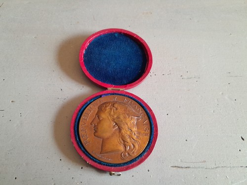 Médaille ancienne signée