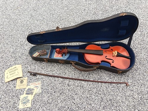 Ancien petit violon - , a