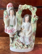 Staffordshire statuette d’un couple romantique sous une tonnelle XIXème