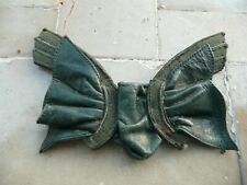 parement  ancien en cuir vert