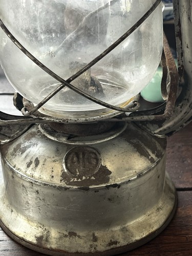 Ancienne lampe pétrole ou - à,