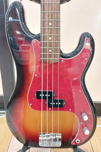 Guitare basse - (fender),