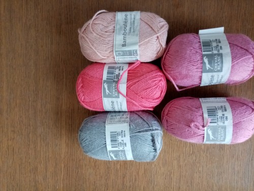 Lot pelotes marque - de,