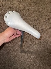 Velo White Riveted Vintage-Style Alloy Rails Road Bike Saddle W Uno Seat Post