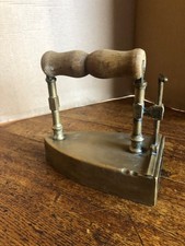 Fer à Repasser à Lingot Ancien en Laiton & bois décoration