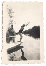 Plongeon homme profil lac barque ombre - Photo vintage snapshot c. 1950