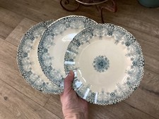 Trois anciennes assiettes à