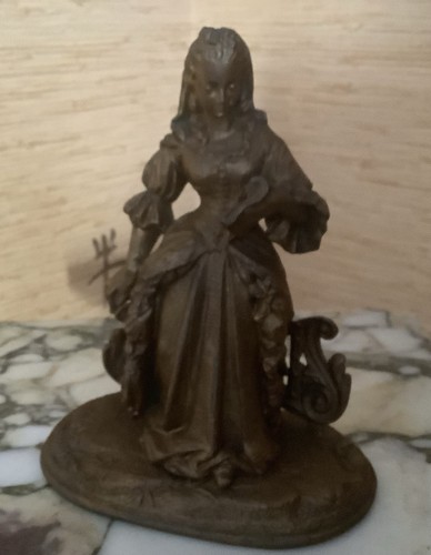 Statuette femme tenant - statuette,