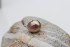 une boucle d'oreille en perle