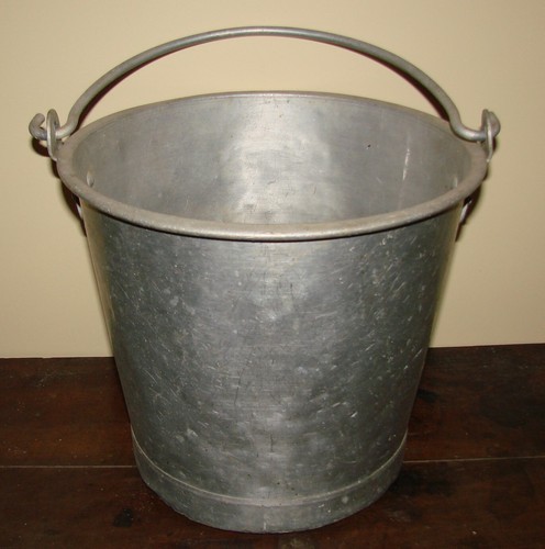 Ancien seau aluminium - en,