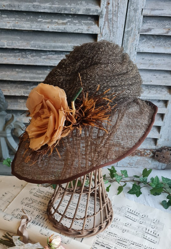 Ancien chapeau marron avec - ancien,