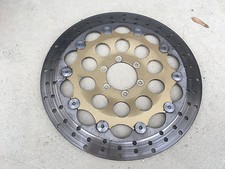 UN DISQUE DE FREIN AVANT