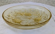 Plat en verre moulé à décor